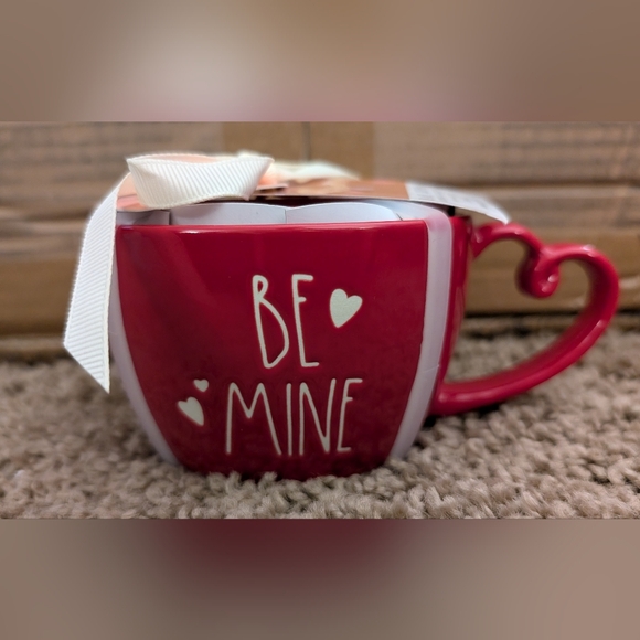 NEW Rae Dunn Valentine´s Day LOVE mug and BE MINE...